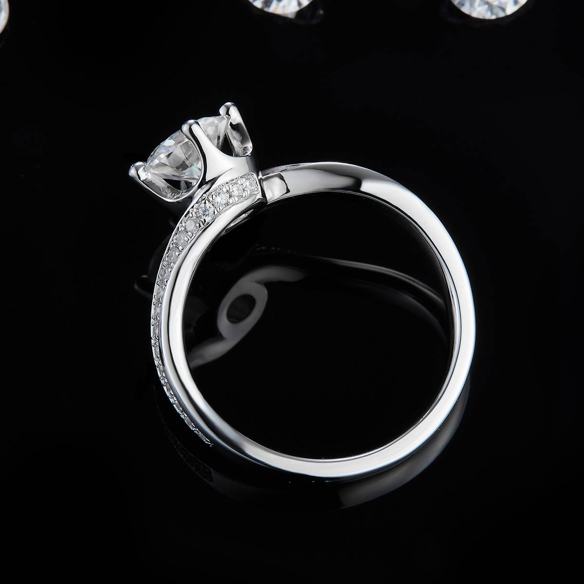 扭臂四爪女戒S925银镀白金定制选款主石莫桑钻1.0ct/副石高碳钻