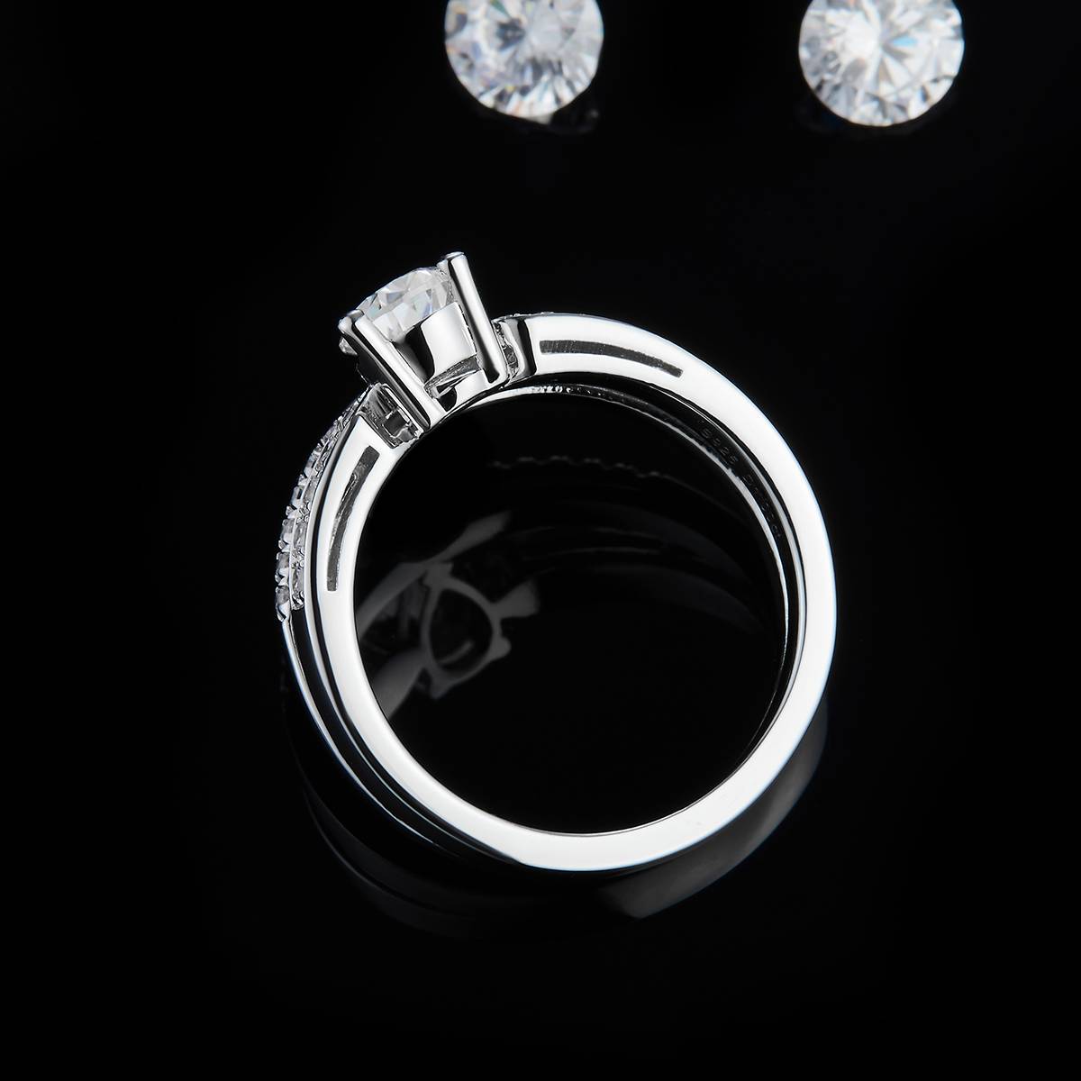 公主方女戒S925银镀白金定制选款主石莫桑钻1.0ct/副石高碳钻