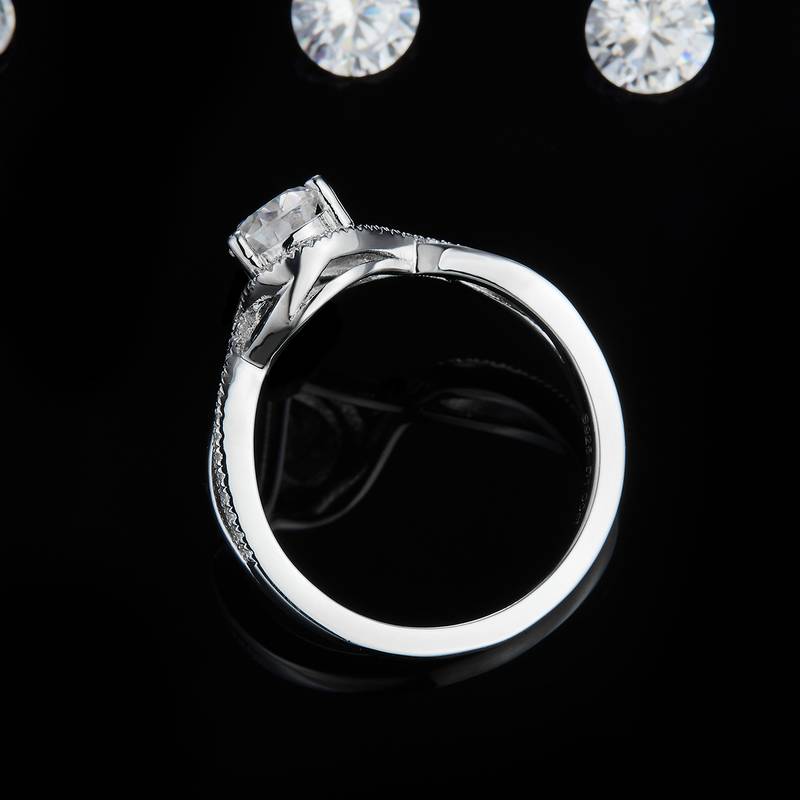 水滴女戒S925银镀白金定制选款主石莫桑钻1.0ct/副石高碳钻