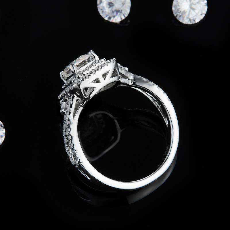 方形圆包女戒S925银镀白金女戒定制选款主石莫桑钻1.0ct/副石高碳钻