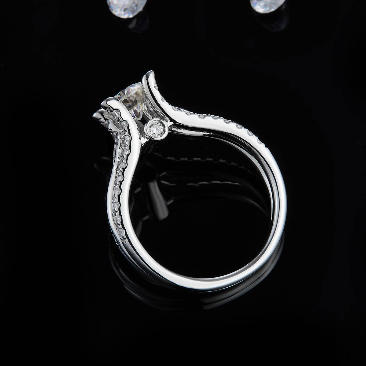 Luxury Four Claw Women's Ring S925 Silver Plated Platinum Customized Selection Main Stone Moissanite 1.0ct/Side Stone Cubic Zirconia