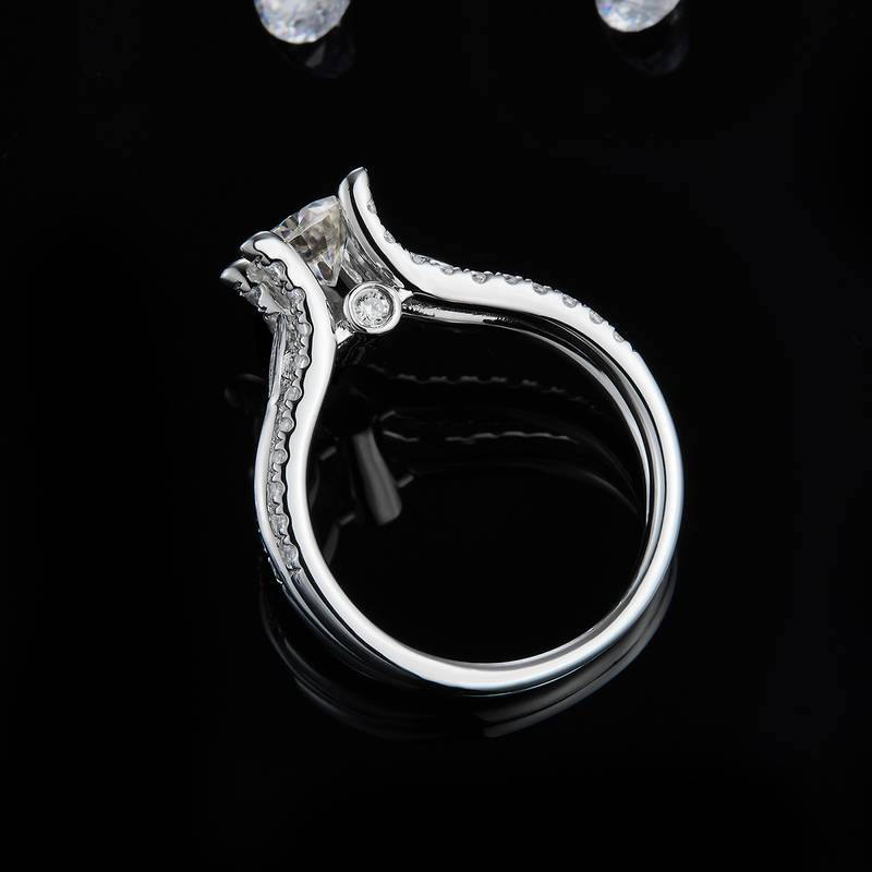 豪华四爪Women's RingS925银镀白金定制选款主石Moissanite1.0ct/副石高碳钻