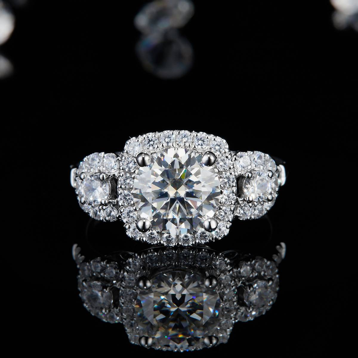 三石款圆包女戒S925银镀白金定制选款主石莫桑钻2.0ct/副石高碳钻