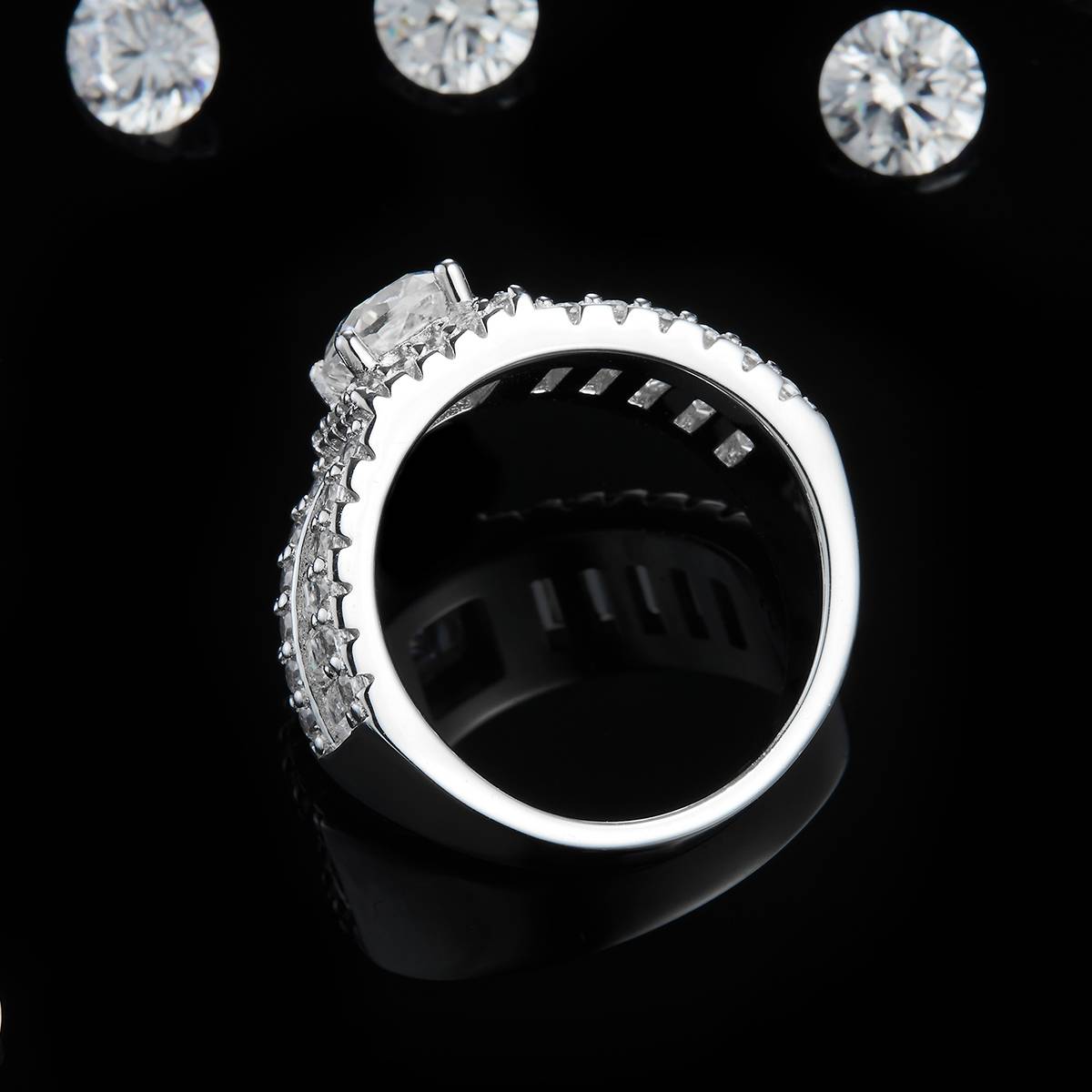 豪华枕形女戒S925银镀白金定制选款主石莫桑钻1.0ct/副石高碳钻
