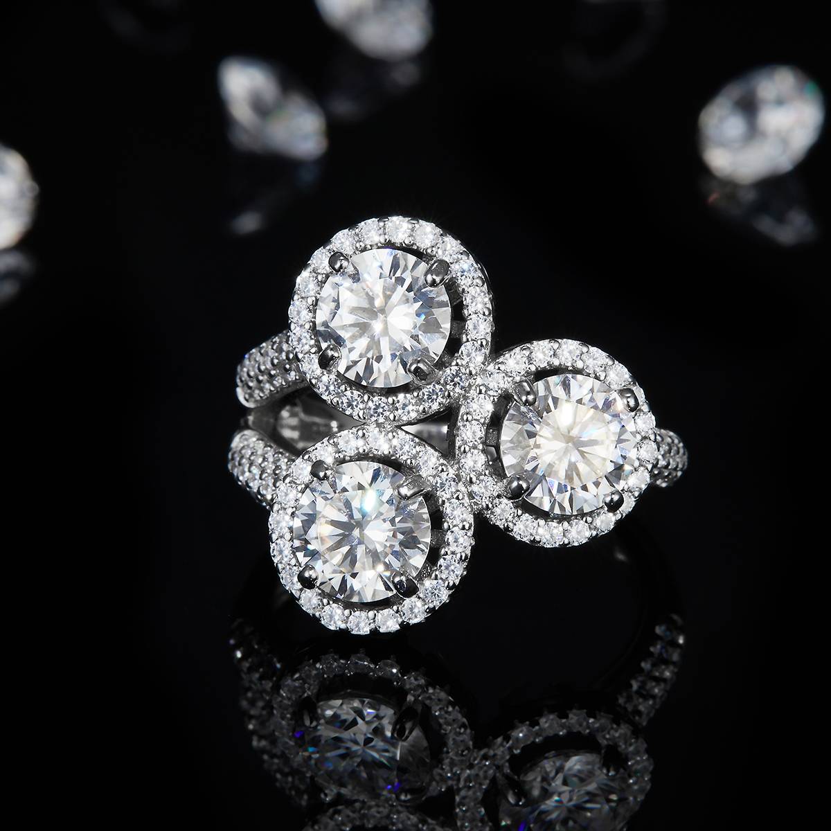 三石款圆包S925银镀白金女戒定制选款主石莫桑钻2.4ct/副石高碳钻