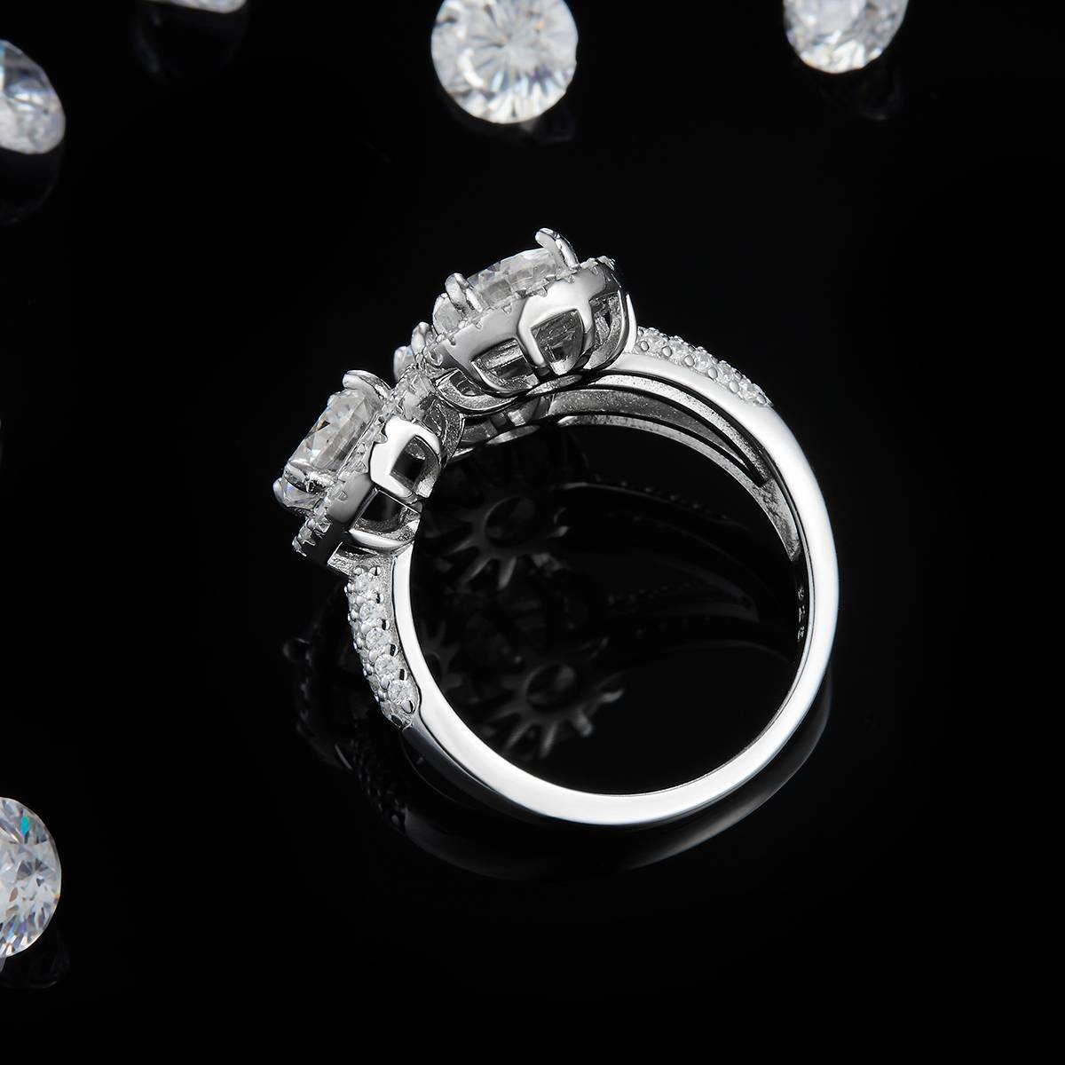 三石款圆包S925银镀白金女戒定制选款主石莫桑钻2.4ct/副石高碳钻