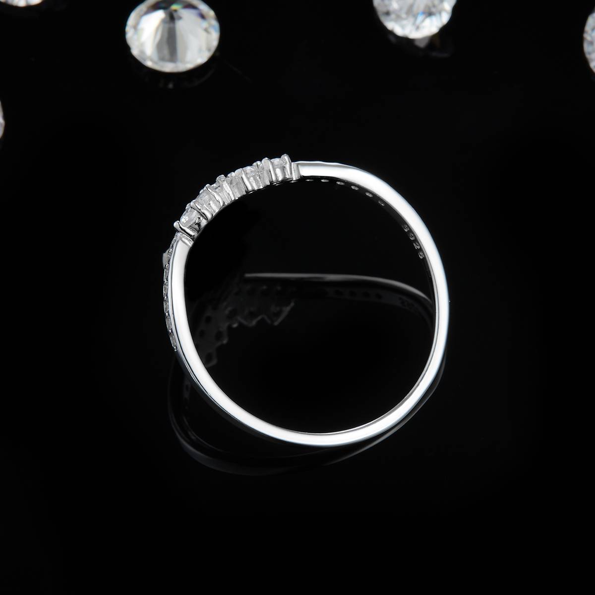 V形碎钻排戒S925银镀白金女戒定制选款副石莫桑钻0.36ct