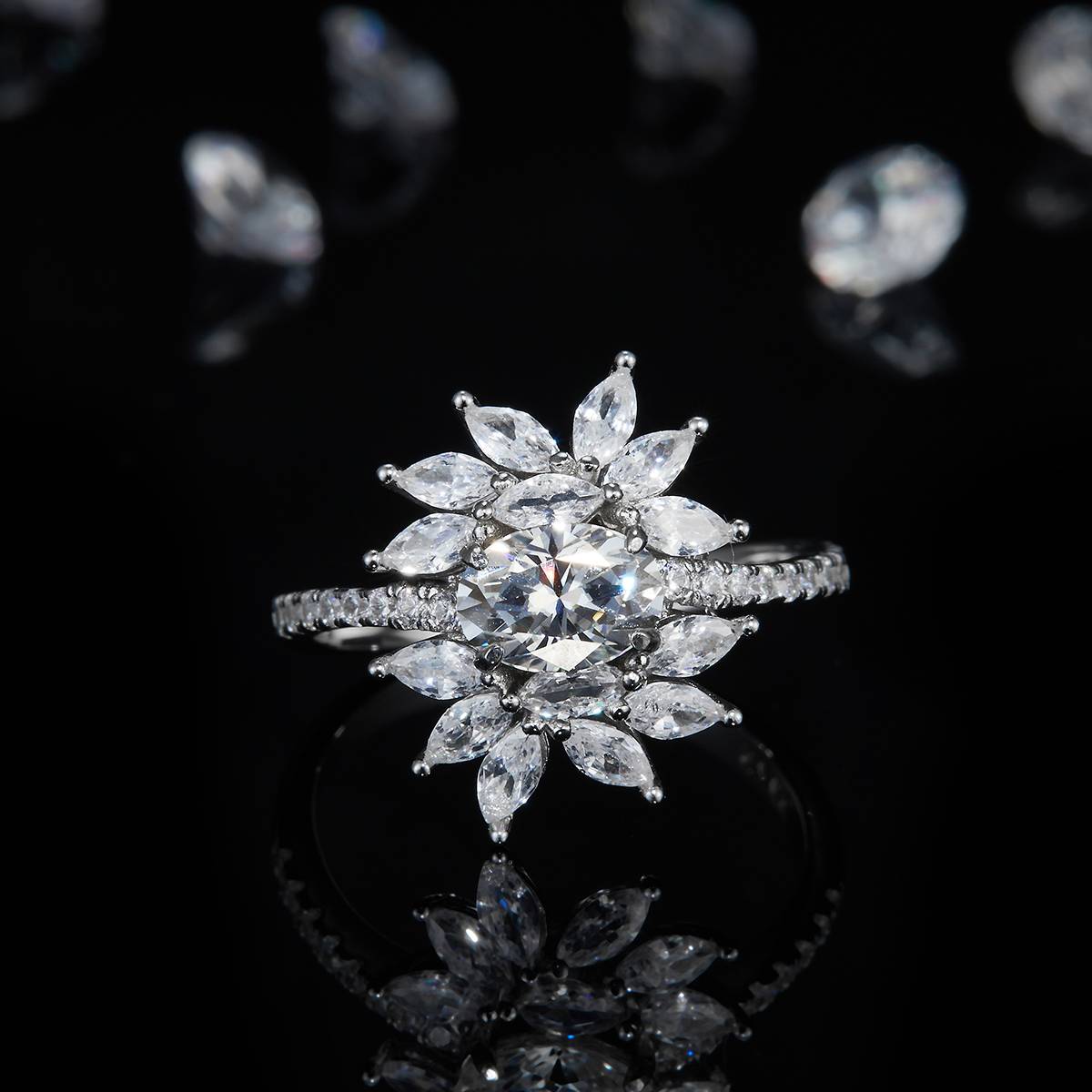 太阳花蛋形女戒S925银镀白金定制选款主石莫桑钻1.0ct/副石高碳钻
