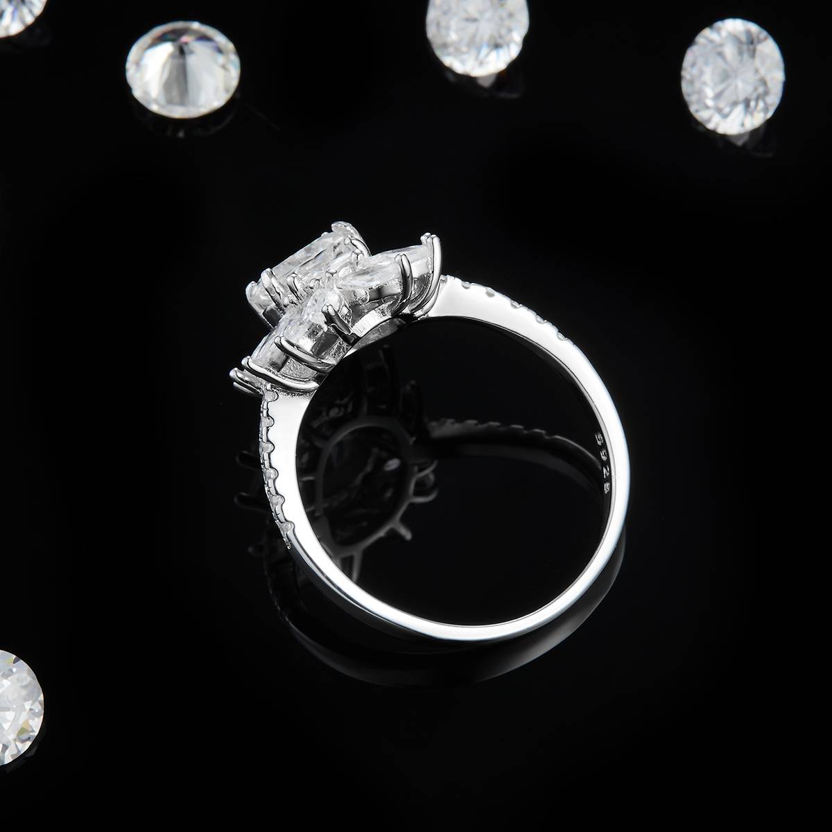 太阳花蛋形女戒S925银镀白金定制选款主石莫桑钻1.0ct/副石高碳钻