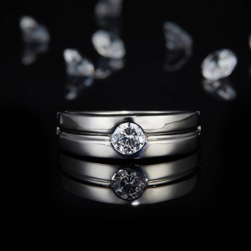 简约风男戒S925银镀白金定制选款主石莫桑钻0.5ct