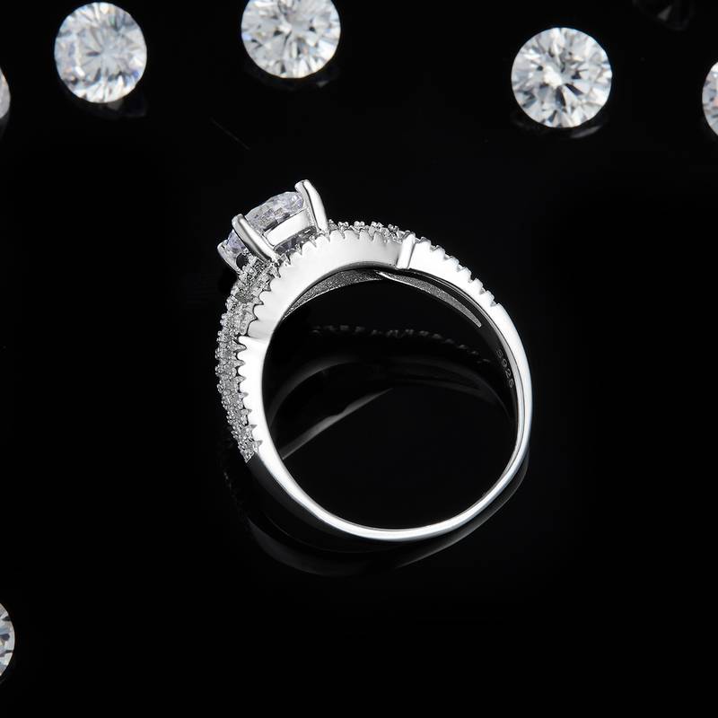 扭臂Affordable LuxuryWomen's RingS925银镀白金定制选款Moissanite1.0ct/副石高碳钻