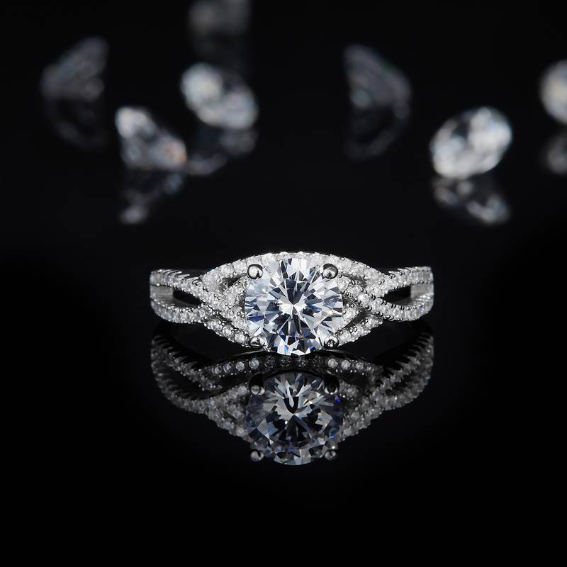 扭臂Affordable LuxuryWomen's RingS925银镀白金定制选款Moissanite1.0ct/副石高碳钻