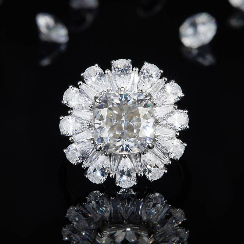 光臂Affordable Luxury梨形小钻围镶枕形Women's RingS925银镀白金定制选款主石Moissanite3.5ct/副石高碳钻
