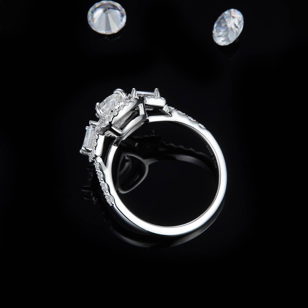 三石款梨形女戒S925银镀白金定制选款主石莫桑钻1.0ct/副石高碳钻