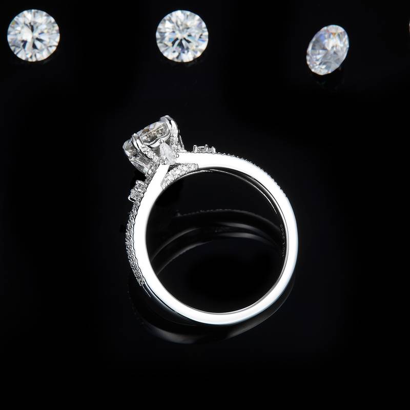 Affordable Luxury四爪Women's RingS925银镀白金定制选款主石Moissanite1.0ct/副石高碳钻