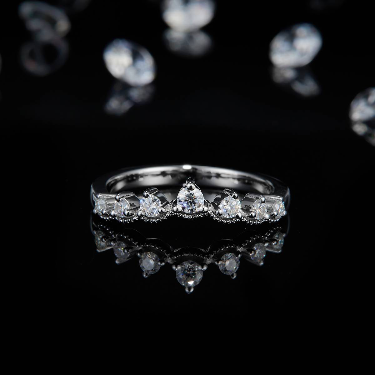 V-shaped S925 Silver Plated Platinum Women's Ring Customized Selection Side Stone Moissanite 0.8ct