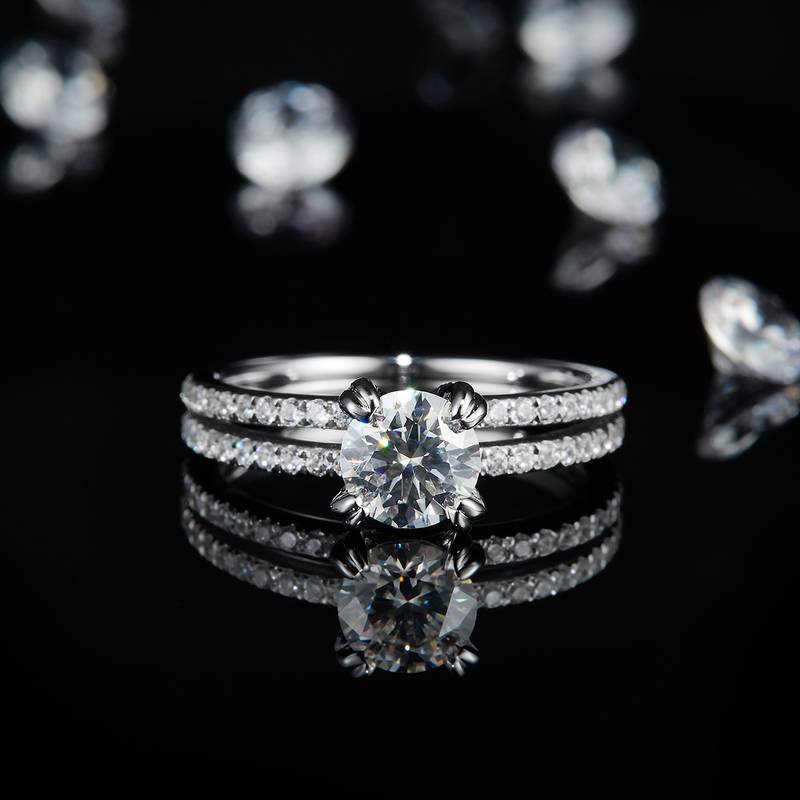 双臂Affordable Luxury四爪Women's RingS925银镀白金定制选款主石Moissanite1.0ct/副石高碳钻
