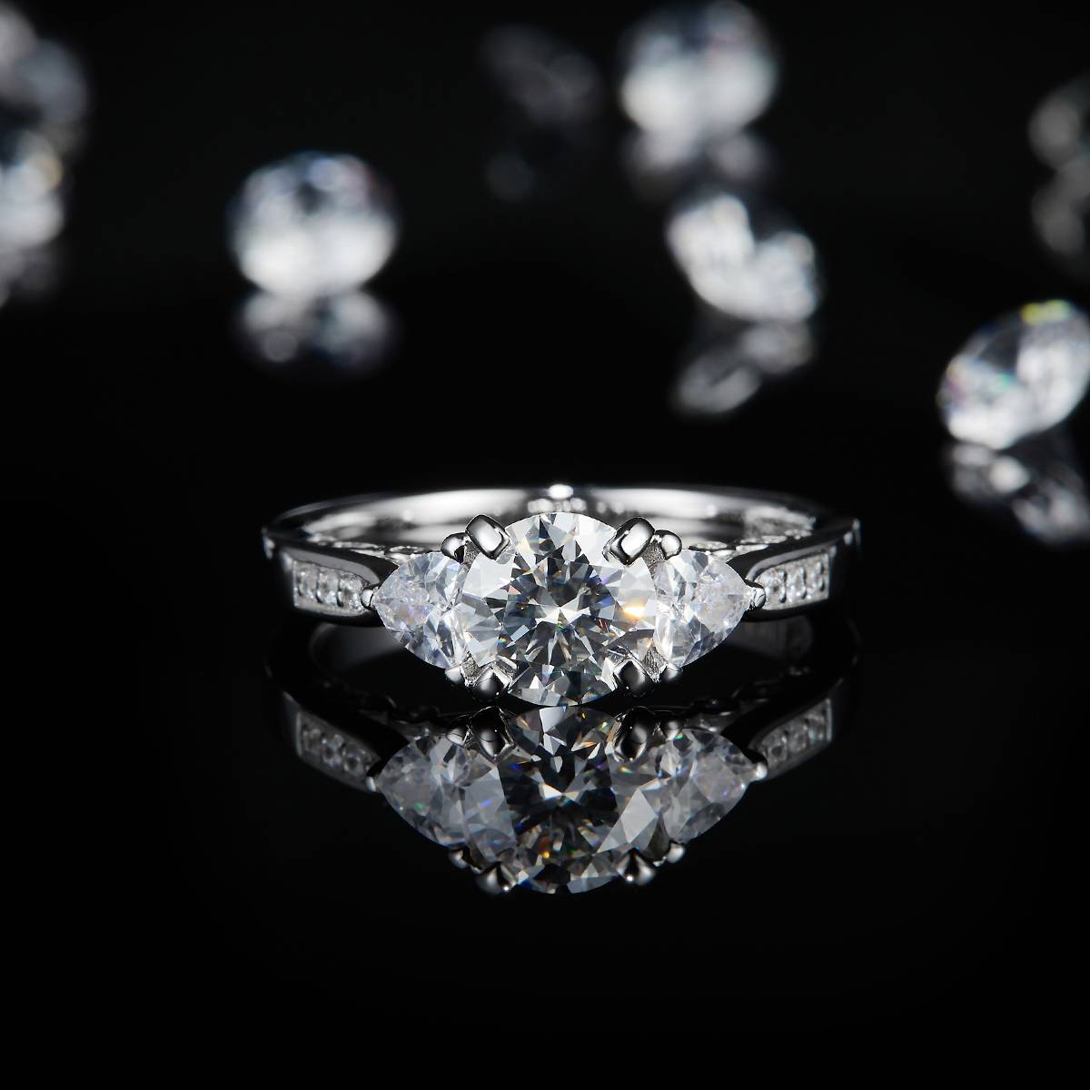 三石款圆钻女戒S925银镀白金定制选款主石莫桑钻2.0ct/副石高碳钻