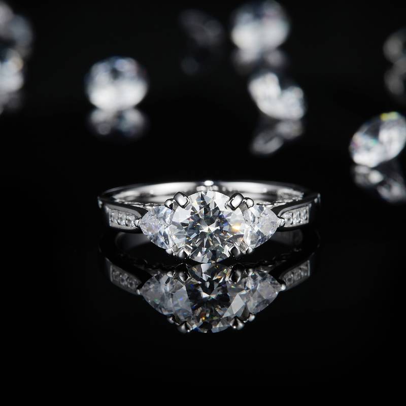 三石款圆钻Women's RingS925银镀白金定制选款主石Moissanite2.0ct/副石高碳钻