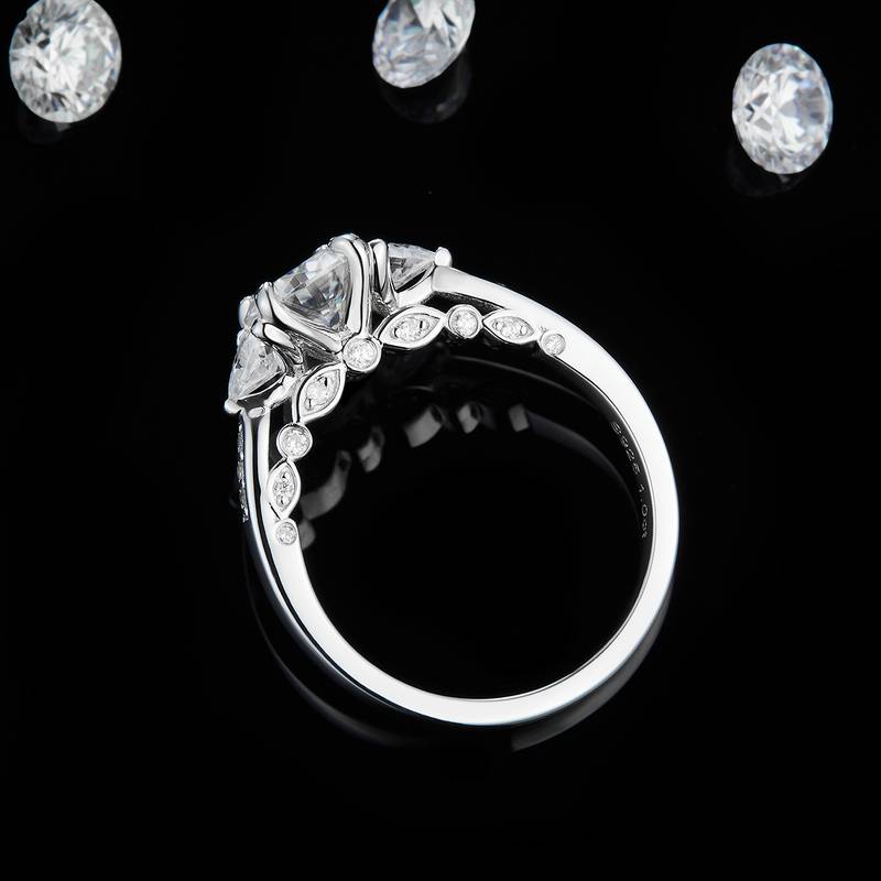 三石款圆钻Women's RingS925银镀白金定制选款主石Moissanite2.0ct/副石高碳钻