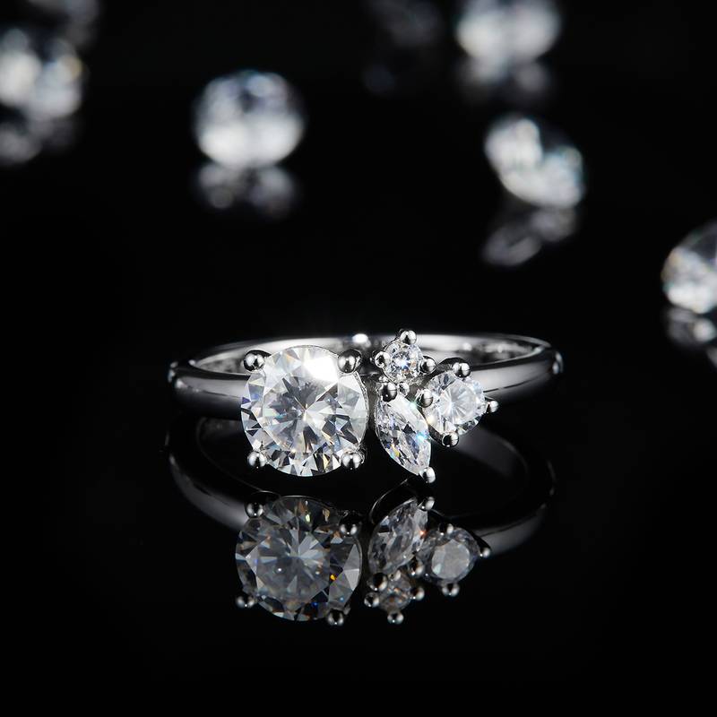 四爪女戒S925银镀白金定制选款主石莫桑钻1.0ct/副石高碳钻