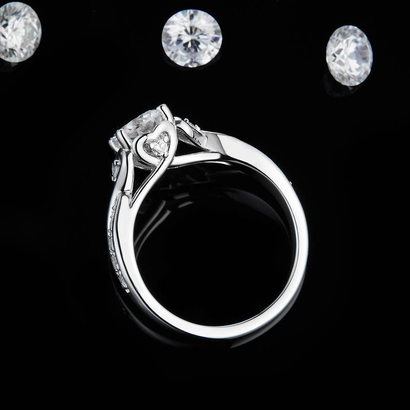扭臂四爪S925银镀白金Women's Ring定制选款主石Moissanite1.0ct/副石高碳钻