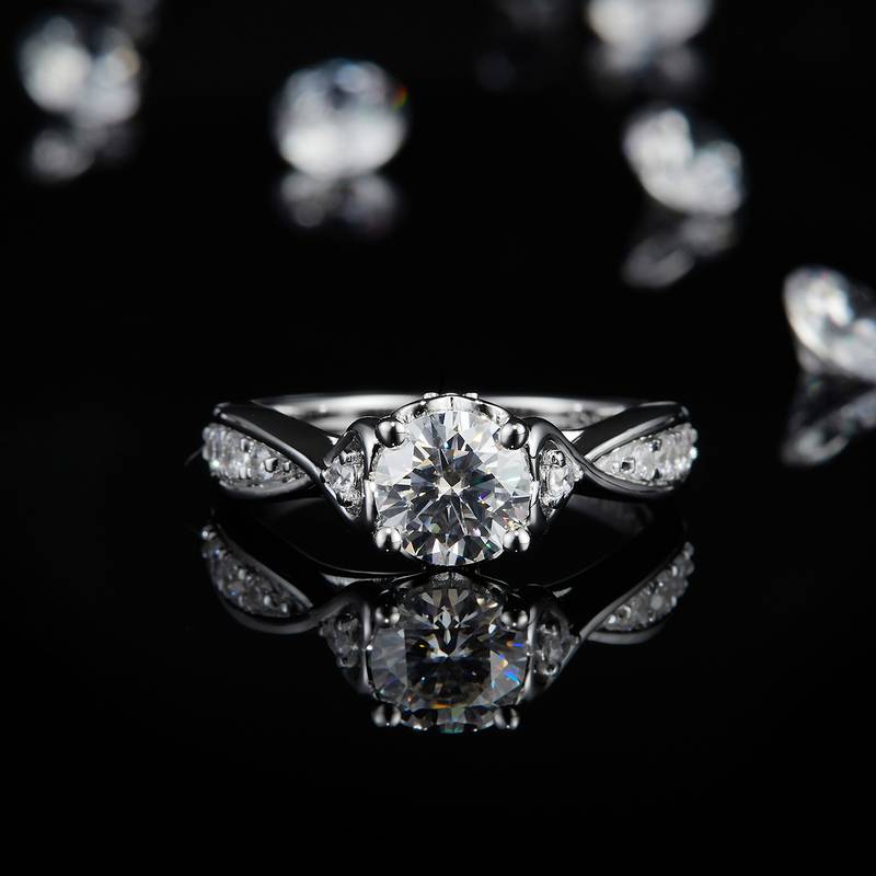 扭臂四爪S925银镀白金Women's Ring定制选款主石Moissanite1.0ct/副石高碳钻