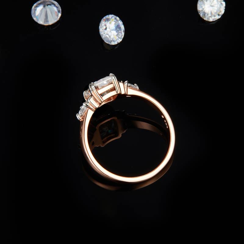 三石款方钻Women's RingS925银镀玫瑰金定制选款主石Moissanite2.0ct/副石高碳钻