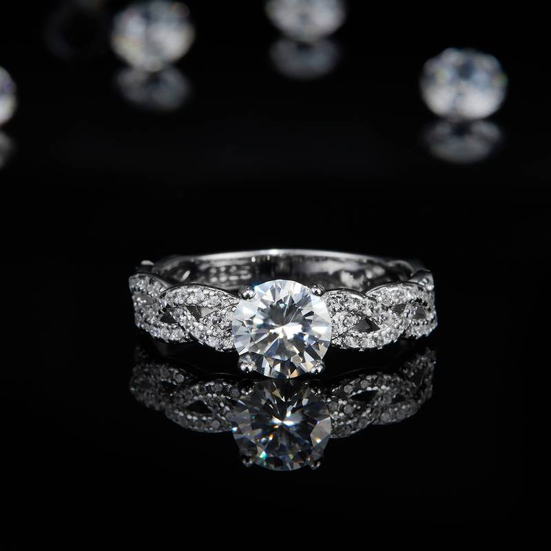 相绕扭臂四爪圆钻Women's RingS925银镀白金定制选款主石Moissanite1.0ct/副石高碳钻