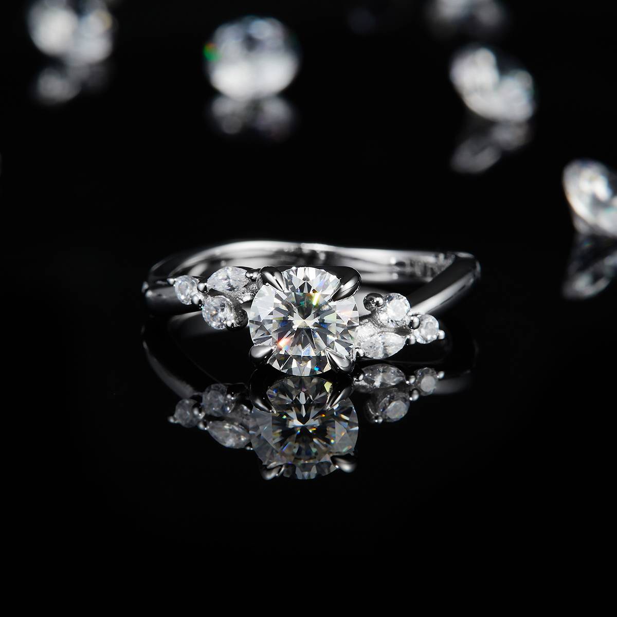 Twisted arm four claw S925 silver plated platinum customized selection main stone Moissanite 1.0ct/Side Stone Cubic Zirconia