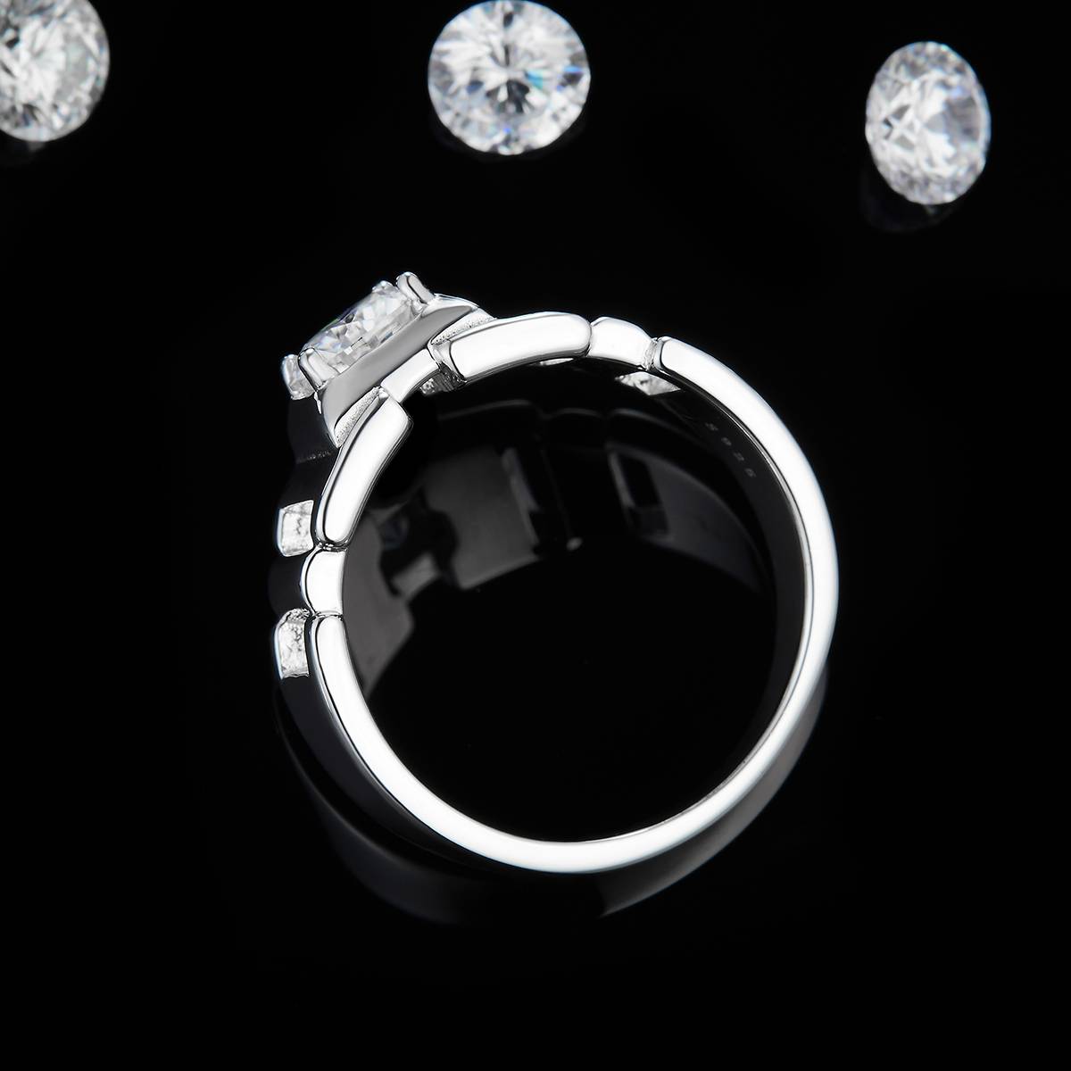 Minimalist Men's S925 Silver Plated Platinum Men's Ring Customized Selection Main Stone Moissanite 1.0ct