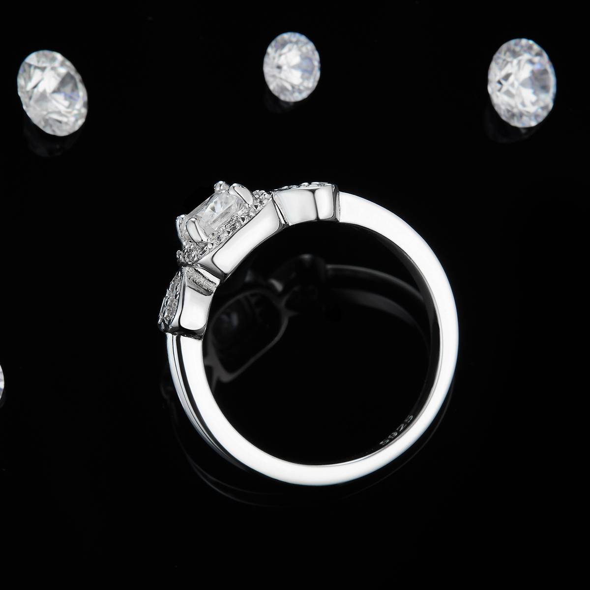 枕形钻女戒女戒S925银镀18K白金定制选款主石莫桑钻0.6ct/副石高碳钻