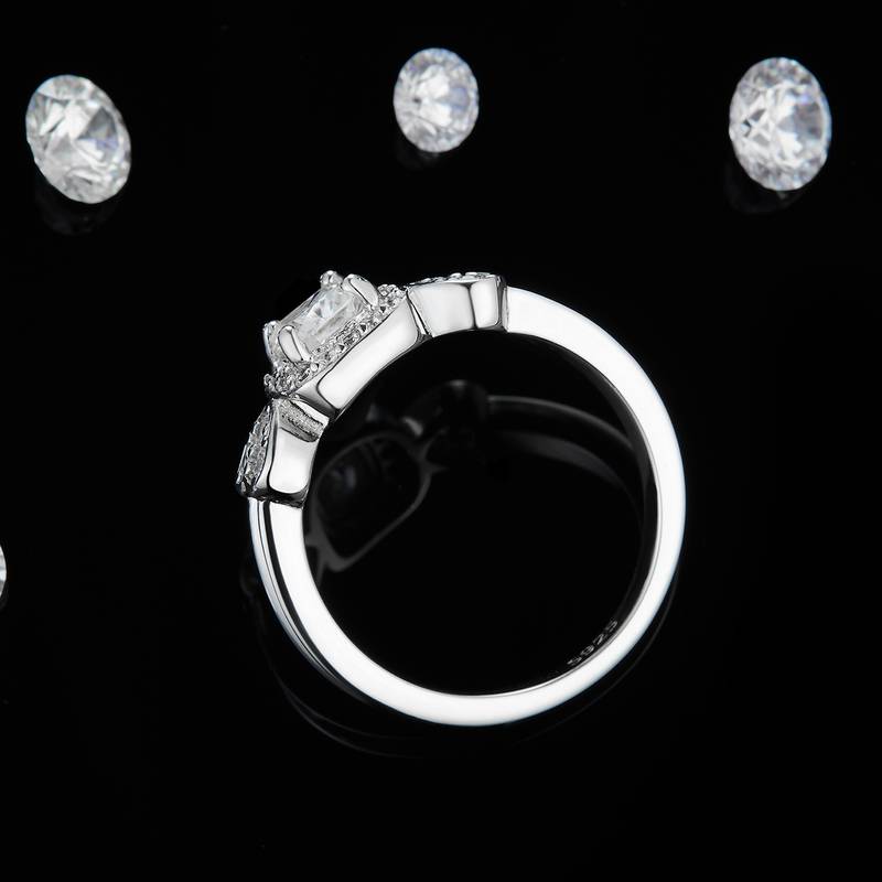 枕形钻女戒女戒S925银镀18K白金定制选款主石莫桑钻0.6ct/副石高碳钻
