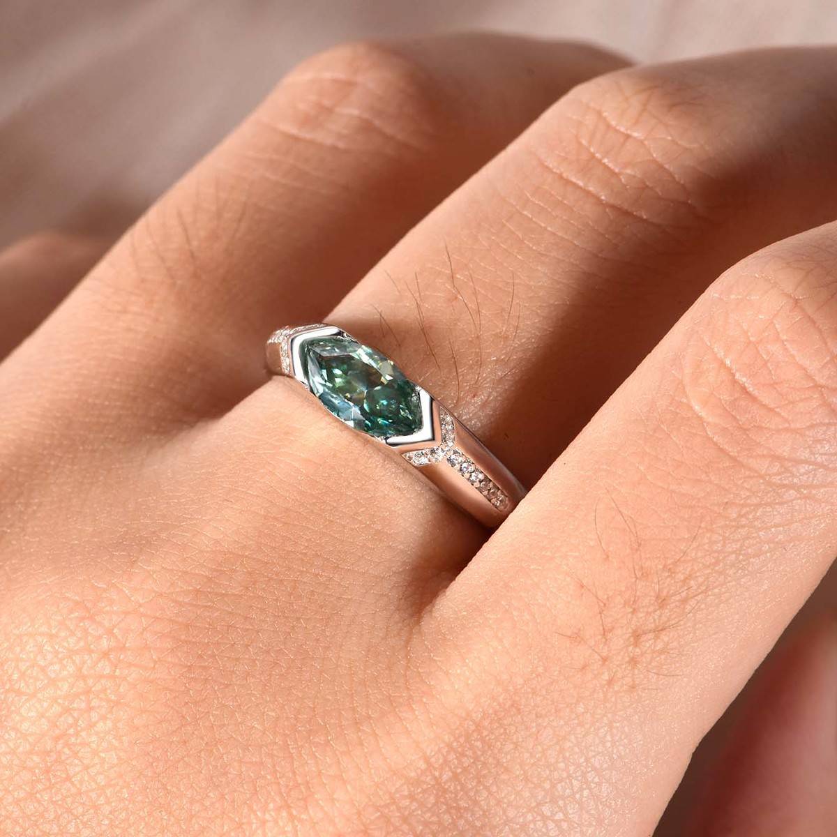 MR0045款S925银镀18K白金绿色马眼形MoissaniteWomen's Ring1.0ct