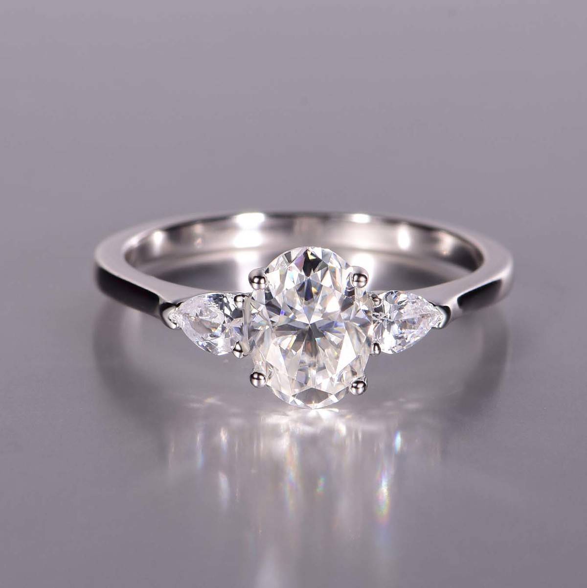 MR0056款S925银镀18K白金蛋形莫桑钻三石女戒1.5ct