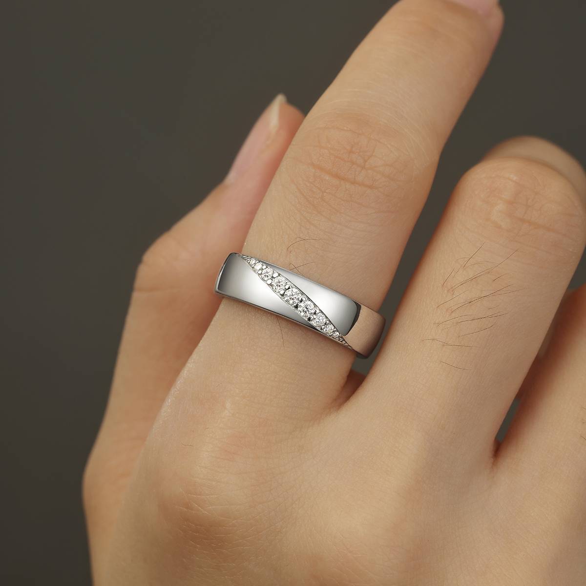 MR0067款S925银镀18K白金圆形莫桑钻厘石戒指0.16CT
