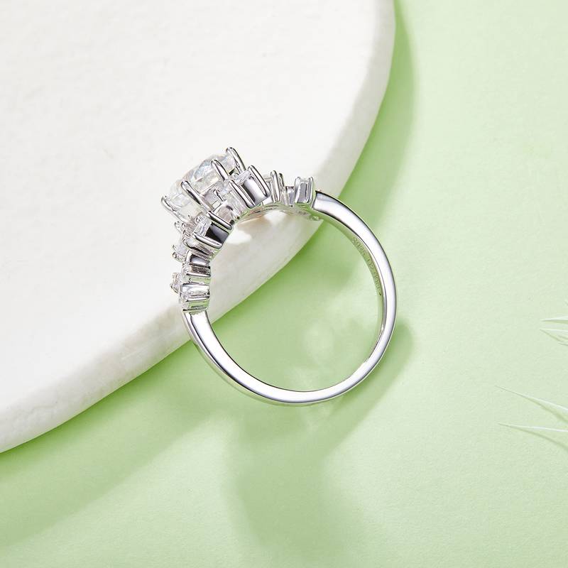 R240820034款S925银镀18K白金旦形莫桑钻女戒主石7*9mm/2.0CT