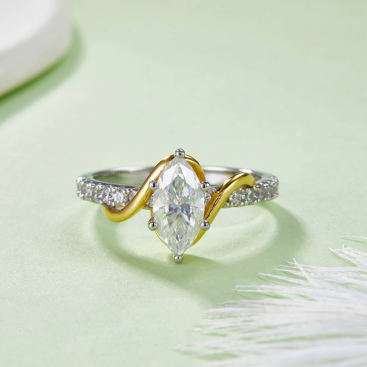 R221113001款S925银镀18K白金分色马眼形莫桑钻女戒1.0CT
