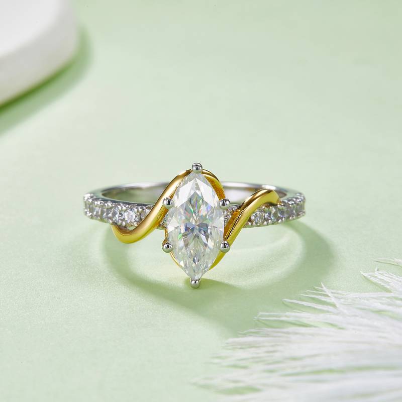 R221113001款S925银镀18K白金分色马眼形莫桑钻女戒1.0CT