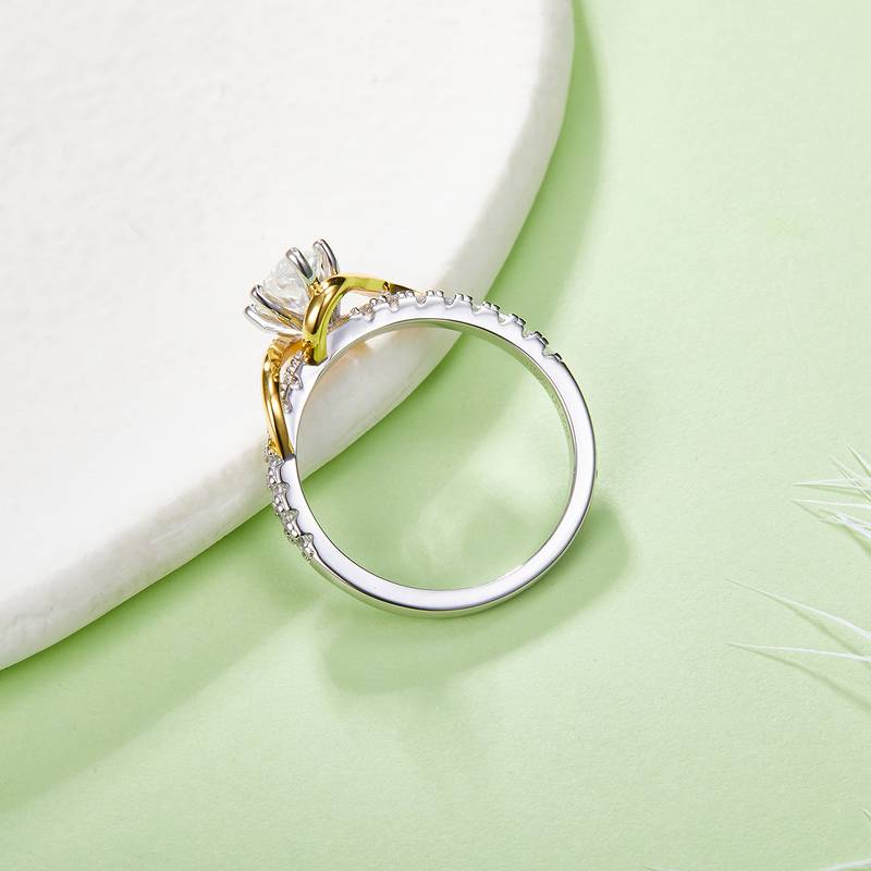 R221113001款S925银镀18K白金分色马眼形莫桑钻女戒1.0CT