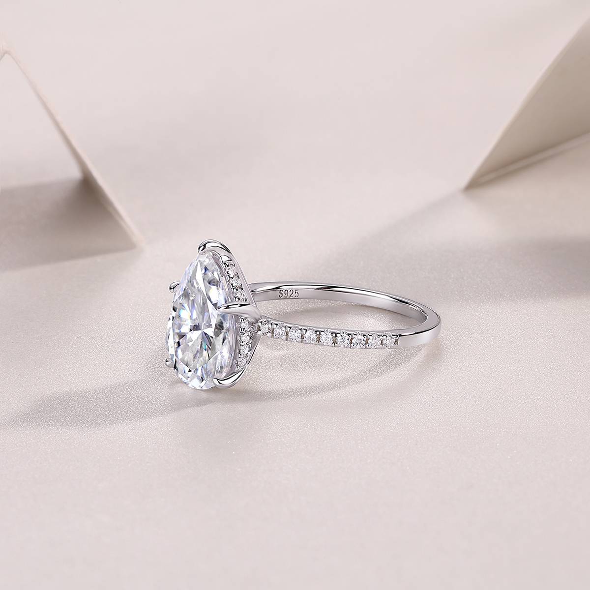 R15268款S925银镀18K白金女戒梨形莫桑钻5.0CT