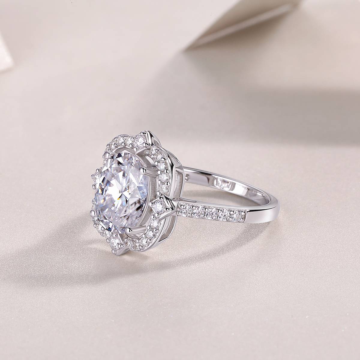 R15293款S925银镀18K白金女戒蛋形莫桑钻3.0CT