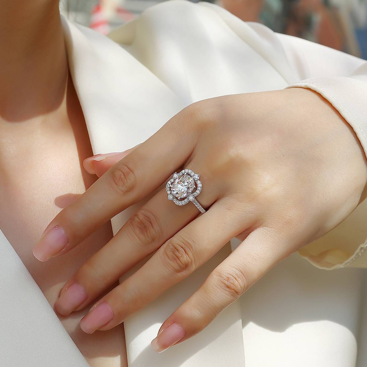R15293款S925银镀18K白金女戒蛋形莫桑钻3.0CT