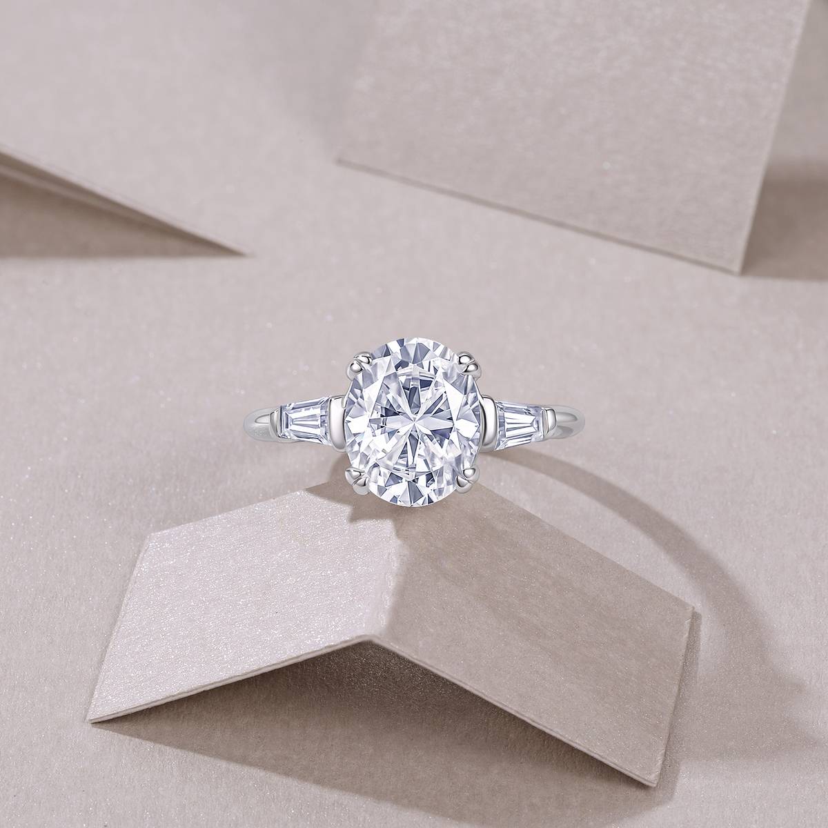 R15399款S925银镀18K白金三石款Women's Ring主石蛋形Moissanite3.0ct