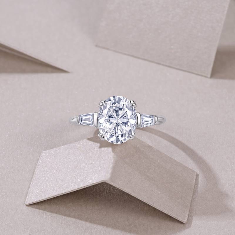 R15399款S925银镀18K白金三石款Women's Ring主石蛋形Moissanite3.0ct