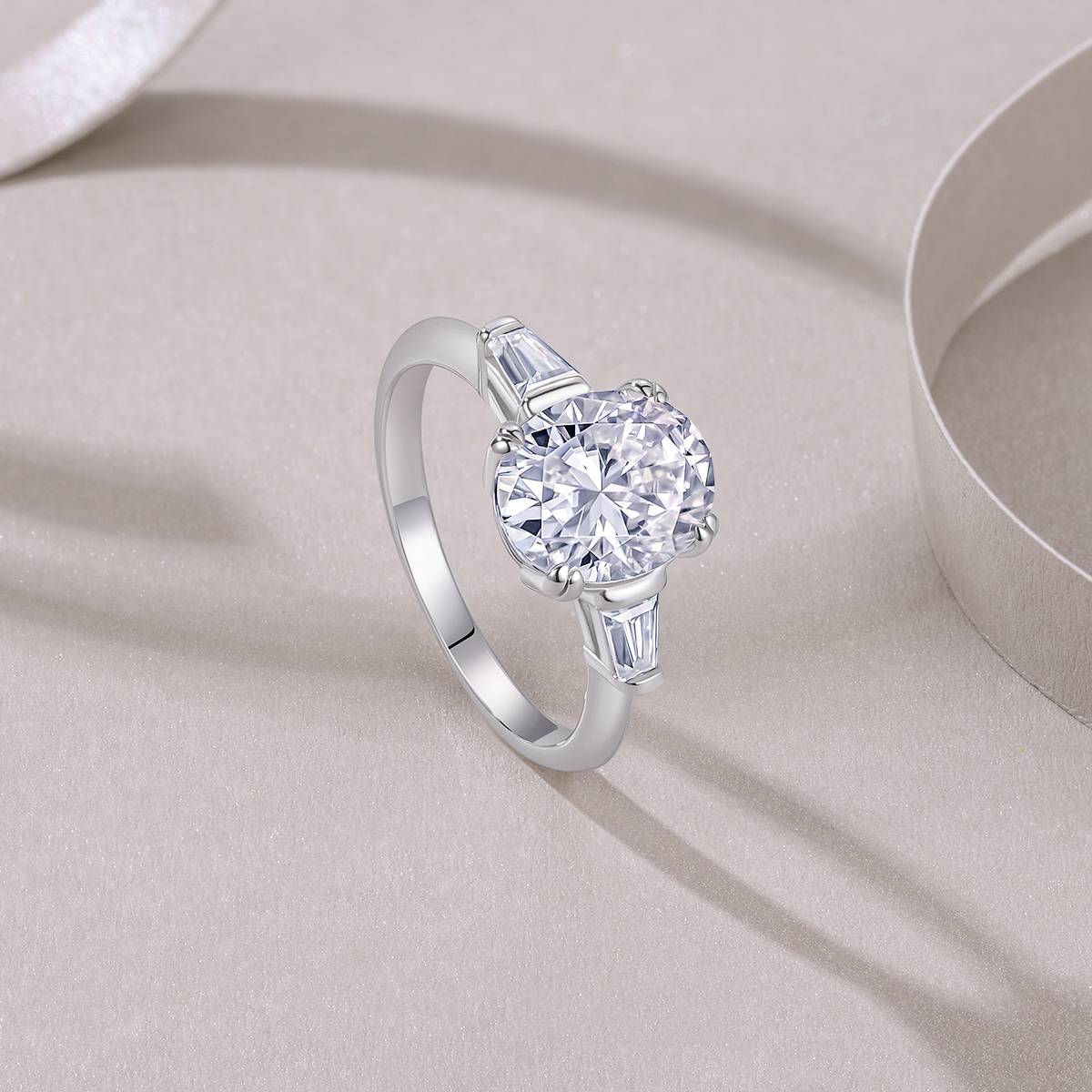 R15399款S925银镀18K白金三石款Women's Ring主石蛋形Moissanite3.0ct