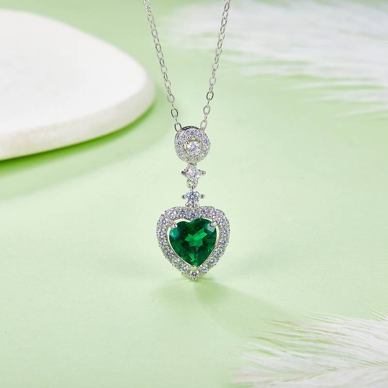 P0033款S925银镀18K白金心形培育祖母绿项链1.45CT