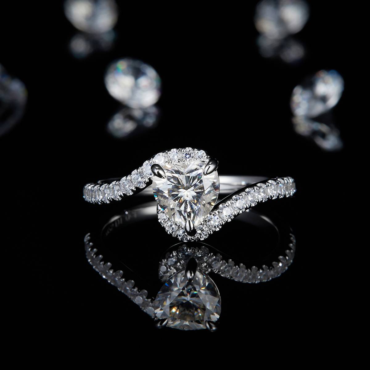 扭臂微镶心形钻女戒S925银镀白金定制选款主石莫桑钻1.0ct/副石高碳钻