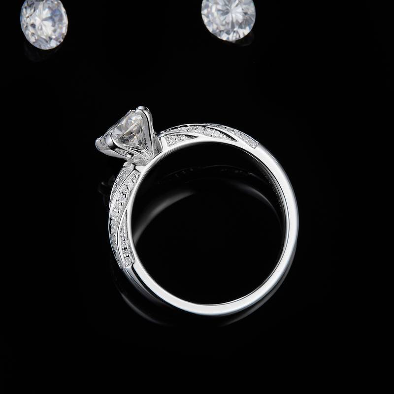 轻奢四爪女戒S925银镀白金定制选款主石莫桑钻1.0ct/副石高碳钻