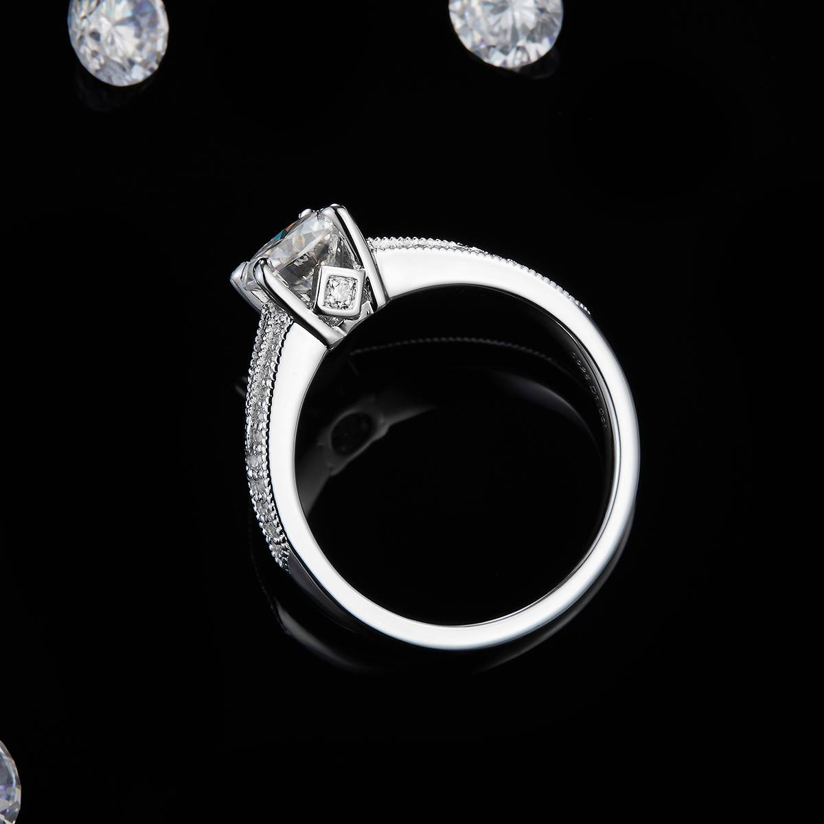 轻奢满钻四爪女戒S925银镀白金定制选款主石莫桑钻1.0ct/副石高碳钻